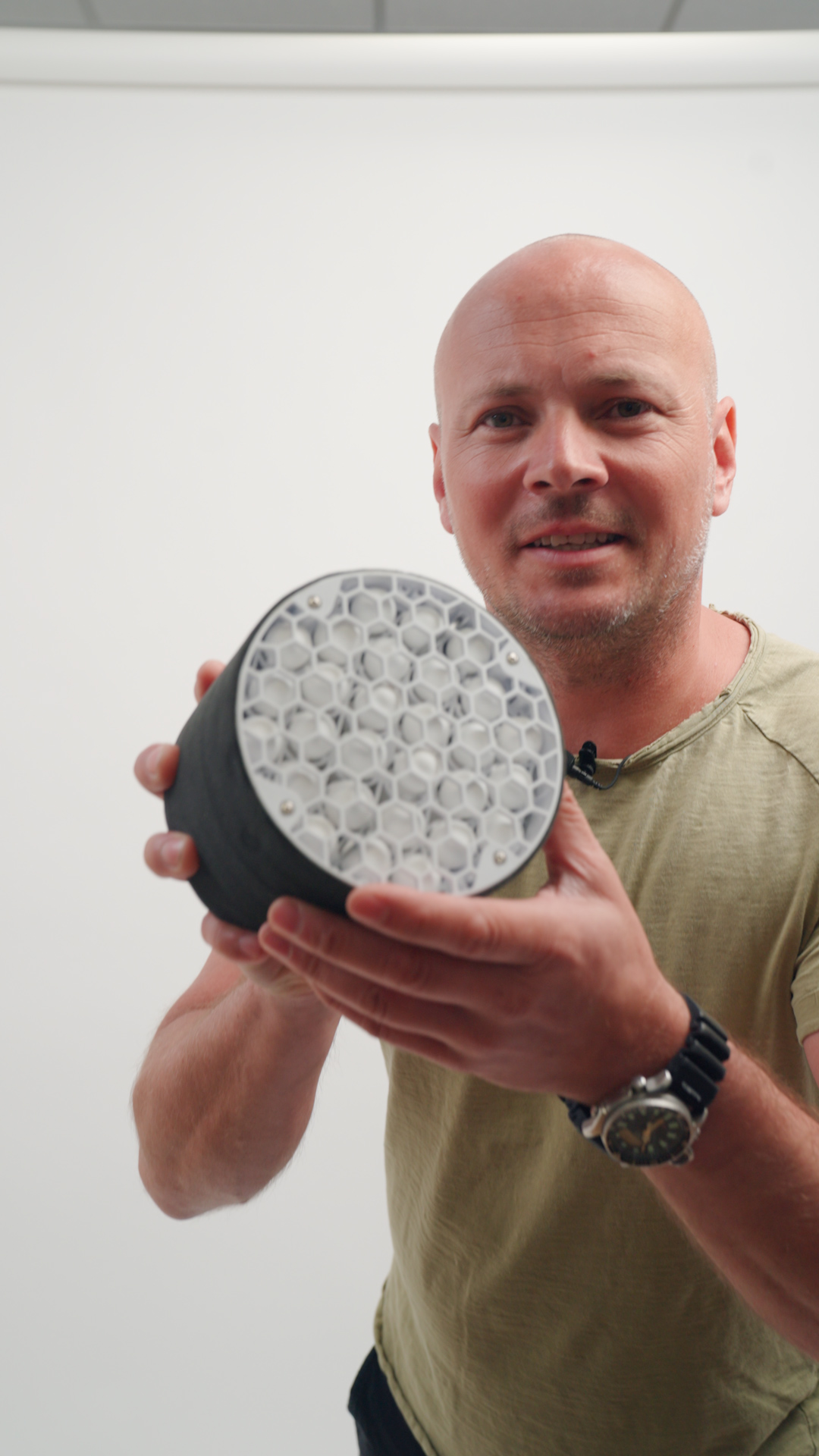 Morten, founder af Zolaro, viser den keramiske varmekerne